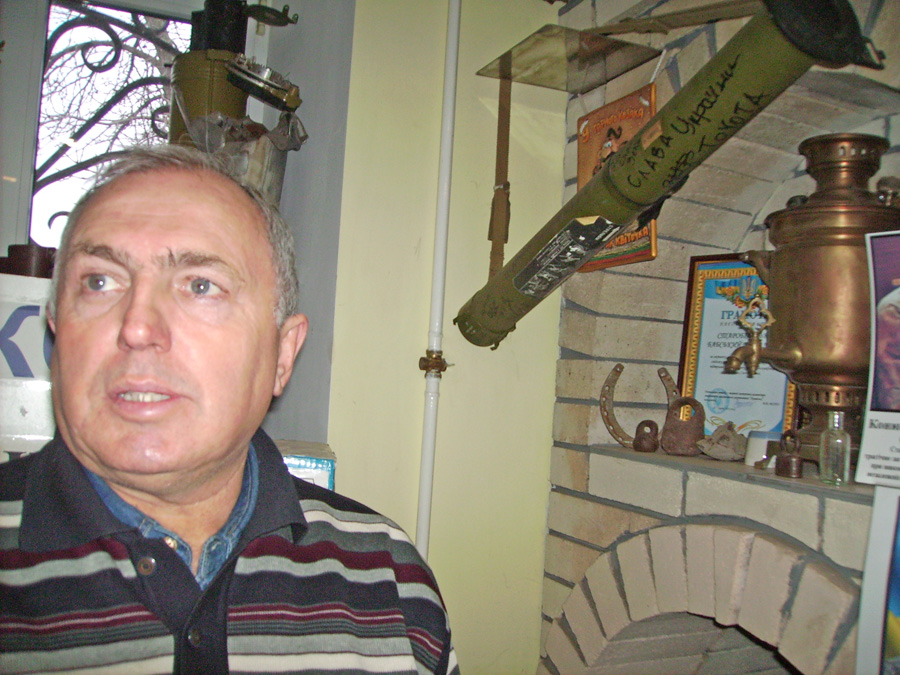 Підприємець-волонтер Володимир Винник зі Старобільська вважає своїм обов’язком зберегти пам’ять про добровольців, які загинули, захищаючи батьківщину. 